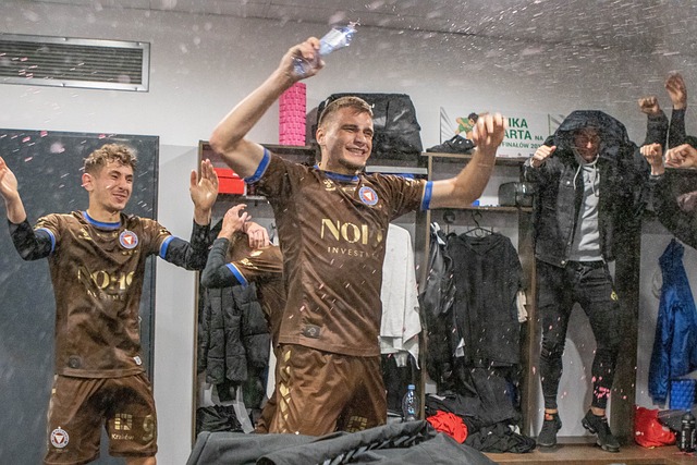 超甲升降級附加賽次回合武漢卓爾1-0浙江綠城 李行點球破門武漢成功保級.