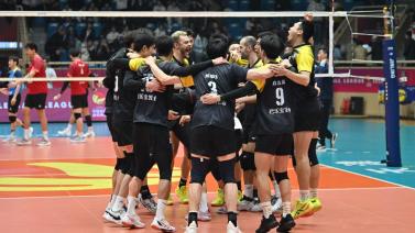 遭报应了？多尔特危险动作不断，结果踩到队友脚被搀下场.